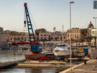 Sulla nostra destra un alto muro chiude il cantiere navale Sgobba che si occupa oggi di rimessaggio e manutenzione di imbarcazioni. Si tratta di un�attivit� di inizio 900 rilevata da questa famiglia negli anni 50
